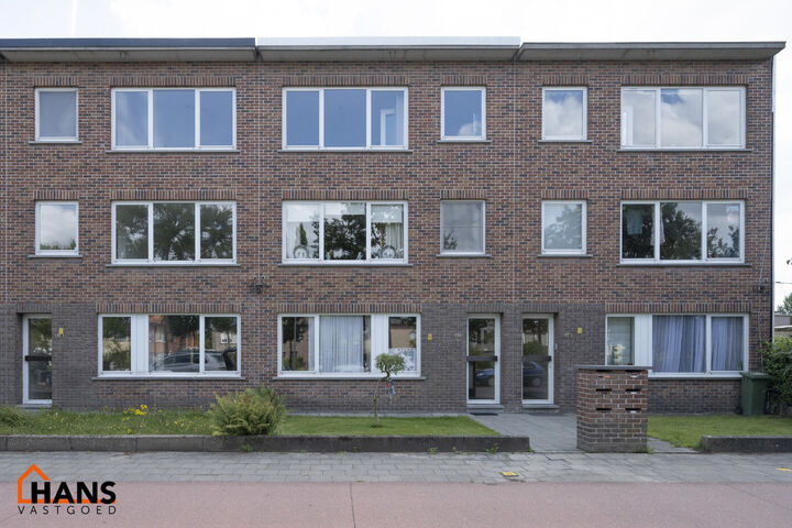 Inkomhal; vestiairekast; apart toilet; leefruimte; keuken met kasten en spoelbak (toestellen dienen door de huurder te worden voorzien); berging; badkamer met ligbad, wastafel, spiegelkast en ruimte voor een eigen wasmachine/droogkast; 2 slaapkamers waarv