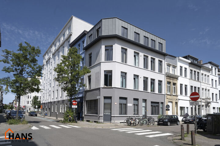 Leuk en modern appartement gelegen in hartje Antwerpen; gelegen op de 3e verdieping (zonder lift).
Inkomhal; living met open geïnstalleerde keuken (afwasmachine, kookplaat, dampkap, koelkast, oven); 1 ruime en 1 kleine slaapkamer; badkamer met combi ligb