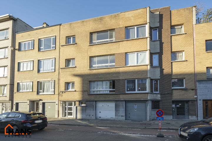 Inkomhal; ruime leefruimte; keuken, deels geïnstalleerd; balkon; bergruimte; badkamer met douche in ligbad, wastafel, toilet en handdoekdroger; 2 slaapkamers en tot slot is er een wasberging beschikbaar in de gemeenschappelijke delen.

Geen gemeenschappe