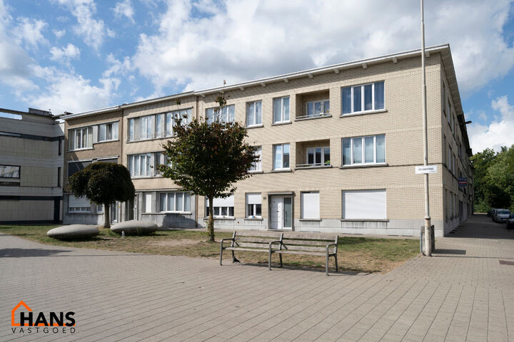 Leefruimte met open ge&iuml;nstalleerde keuken; badkamer met douche, wastafel in meubel en spiegel; 1 slaapkamer, 1 waskamer, terras en kelder.

Vaste kosten: 15 EUR (minuterie + onderhoud CV).
Beschikbaar op 01/06/2026.
Geschikt voor maximaal 2 personen (all