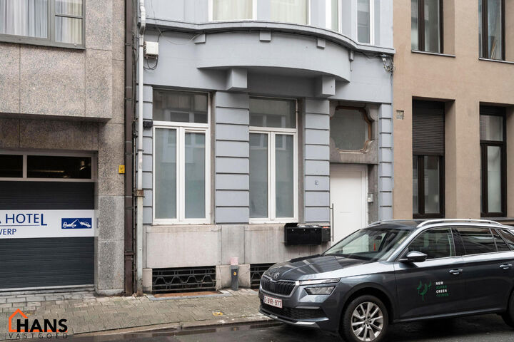 Dit gezellig appartement is centraal gelegen in de Diamantwijk, vlak bij winkels, openbaar vervoer en andere voorzieningen.

Het appartement beschikt over een inkomhal met berging, een apart toilet, een lichtrijke leefruimte met open keuken, uitgerust met
