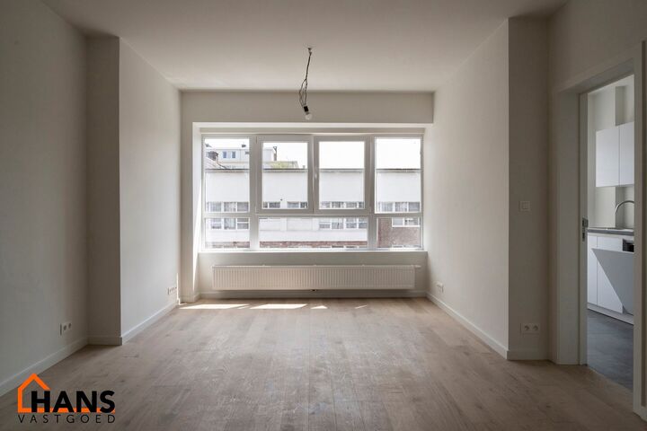 Gerenoveerd appartement op de 2e (hoogste) verdieping zonder lift.

Inkomhal met vestiaire - apart toilet - badkamer met inloopdouche en lavabomeubel en spiegelkast. 1 ruime slaapkamer, 1 kinderkamer met toegang tot het achterliggend terras. Woonkamer, in