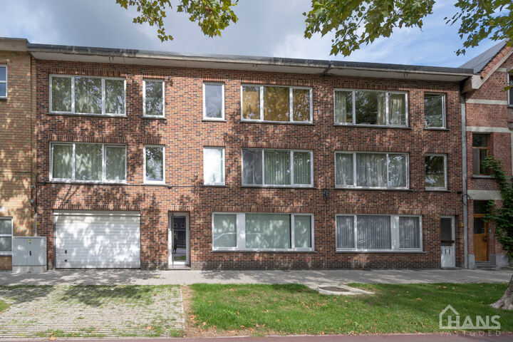 Dit verzorgde appartement bevindt zich op de eerste verdieping van een kleinschalig gebouw (zonder lift).

Indeling: Inkomhal; apart gastentoilet; 2 slaapkamers waarvan &eacute;&eacute;n met rechtstreekse toegang tot het achterliggende terras; ingerichte badkamer; ru