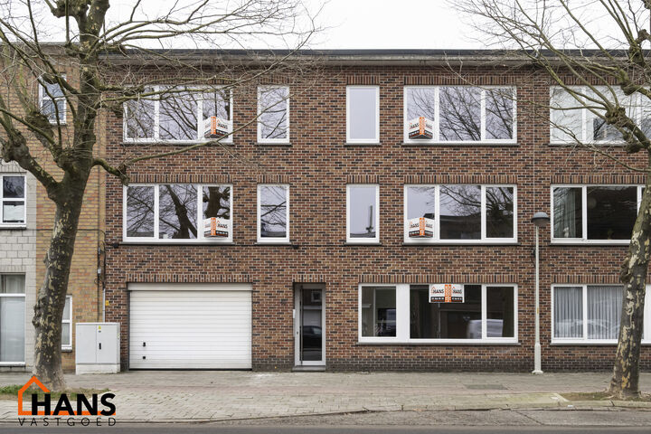Recent gerenoveerd appartement gelegen op de eerste verdieping links, zonder lift.

Inkomhal met apart toilet; berging met aansluiting wasmachine/droogkast; 2 slaapkamers waarvan 1 kamer toegang geeft tot het terrasje achteraan; badkamer met inloopdouche 