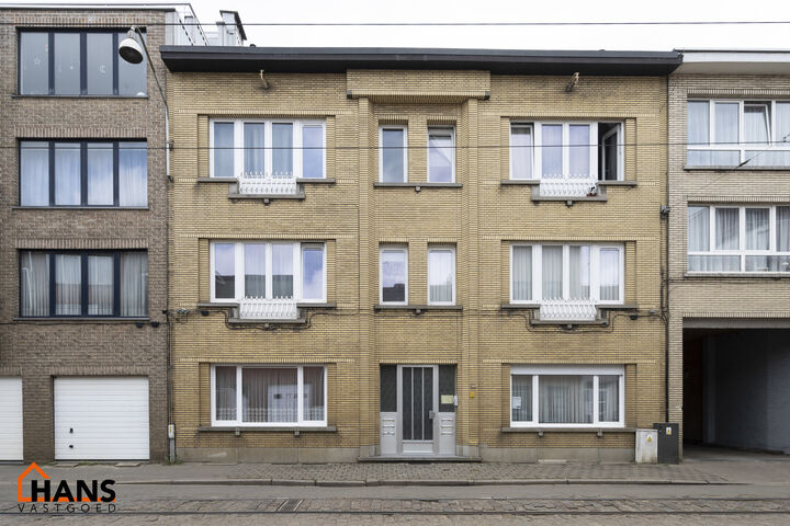 Appartement op de 2de verdieping, zonder lift.
Inkom; leefruimte; eetkamer; keuken met kookplaat, dampkap, spoelbak en kasten; badkamer met douche, lavabo en toilet; 2 slaapkamers.

Beschikbaar: 01/08/2025.
Gemeenschappelijke kosten: 40 EUR (minuterie, ru