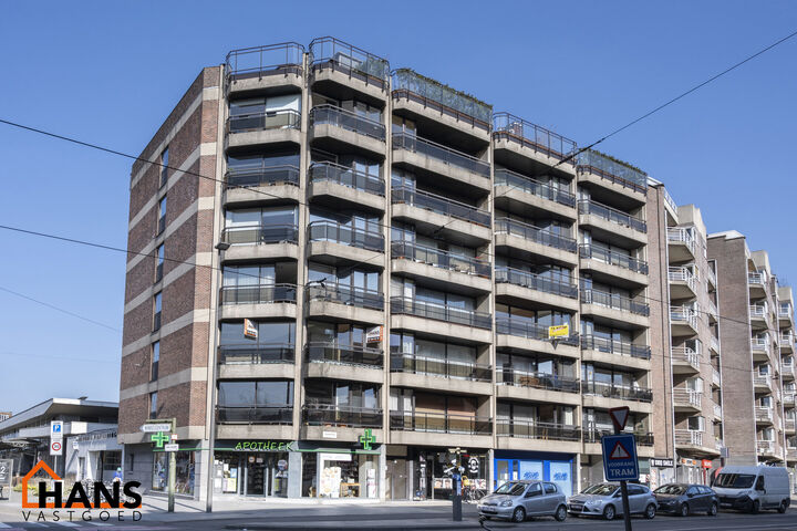 Appartement gelegen op de 2e verdieping met lift.
Inkomhal met vestiairekast, apart gastentoilet, badkamer met ligbad, toilet en lavabo. 3 slaapkamers waarvan 1 toegang geeft tot een ruim overdekt terras.  Ruime woonkamer, keuken met kasten en spoelbakken