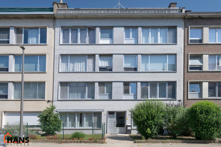 Inkomhal; apart toilet; ruime leefruimte; keuken met kasten en toestellen; 2 slaapkamers, waarvan de kleinste toegang verschaft naar het achterliggend terras; badkamer; terras.  Tot slot is er de mogelijkheid om een garagebox bij te huren aan 95 EUR/maand