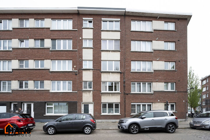 Mooi gerenoveerd appartement op de tweede verdieping.
Inkomhal met kast voor de aansluiting wasmachine/droogkast; woonkamer met open nieuwe keuken met kasten en spoelbakken, kookplaat, dampkap en oven; ruime nieuwe badkamer met dubbele lavabo met kast, sp