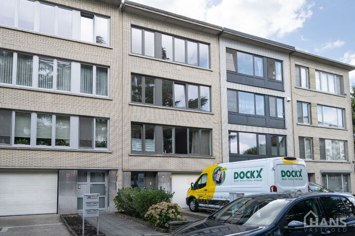 Inkomhal; technische ruimte; leefruimte met open keuken voorzien van kasten en toestellen; badkamer met inloopdouche, wastafel in meubel, spiegel, toilet en handdoekdroger; 2 slaapkamers waarvan de grootste toegang verleent naar het achterliggend terras.
