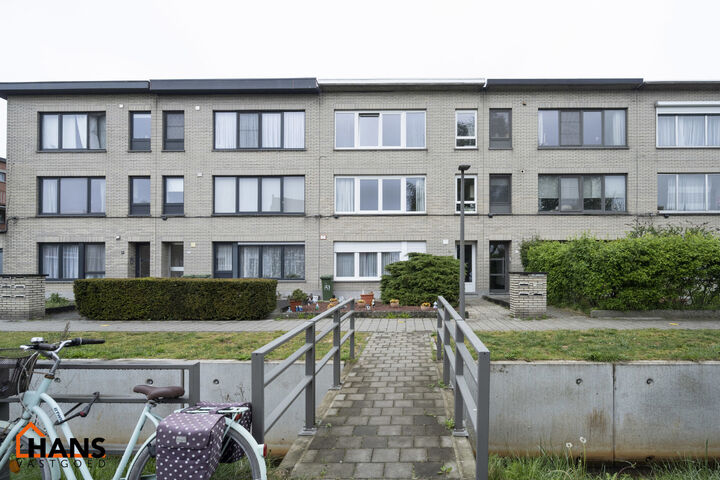 Verzorgd appartement op de 2de verdieping zonder lift.

Indeling: inkomhal met nis voor vestiaire; apart toilet; kast voor CV ketel; woonkamer; gedeeltelijk geïnstalleerde keuken met kasten, dubbele spoelbak, elektrische kookplaat, dampkap en ruimte voor