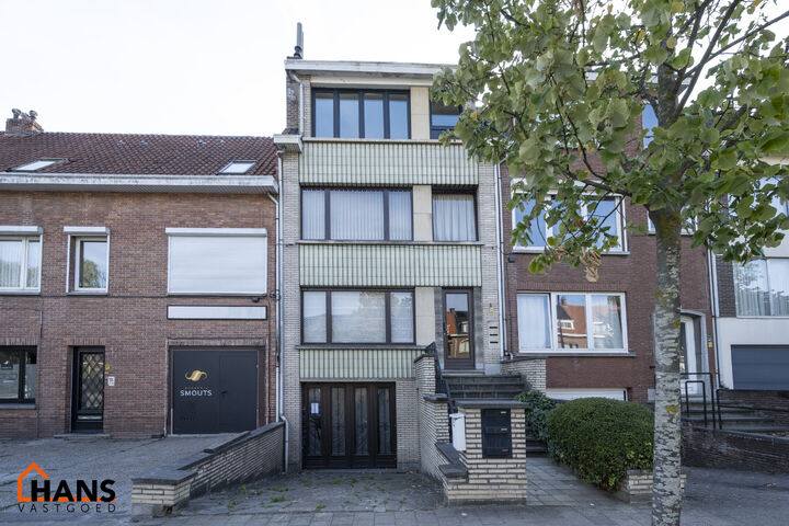 Inkomhal met nis voor vestiaire; leefruimte; open keuken met kasten, kookplaat, dampkap, spoelbak en ruimte voor koelkast en vaatwasser of wasmachine; schuifdeur naar naastgelegen slaapkamer en douchekamer met wastafel in meubel, spiegel, toilet en handdo