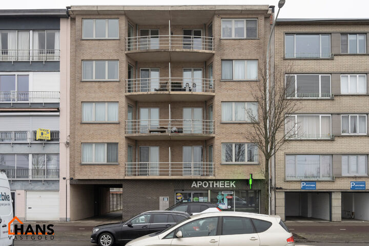 Inkomhal met vestiairekast; apart toilet met handenwasser; leefruimte; ruime keuken met kasten, spoelbak, kookplaat, dampkap, oven, vaatwasser, koelkast en eethoek; badkamer met douche, ligbad, dubbele wastafel in meubel en badkamerkast; 2 slaapkamers waa