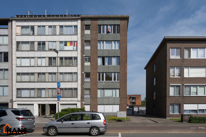 Knus, gerenoveerd appartement op de 2de verdieping met lift.
Inkomhal; lichtrijke leefruimte met open keuken met kasten; kookplaat, dampkap, koelkast en spoelbak; badkamer met lavabo in meubel, spiegelkast, douche, toilet en  handdoekdroger; hoofdslaapkam