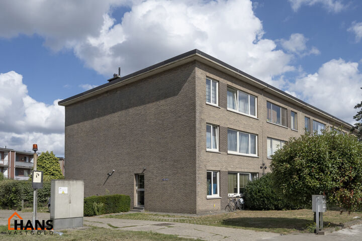 2-slaapkamerappartement op de 2de verdieping; geen lift aanwezig.
Inkomhal; vestiairekast; apart toilet; leefruimte; keuken met kasten, kookplaat; dampkap en ruimte voor een eigen koelkast; berging; badkamer met ligbad, wastafel, spiegel en ruimte voor ee