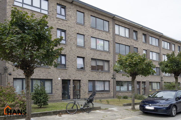 Inkomhal; apart toilet; leefruimte; keuken met kasten, spoelbak, dampkap en ruimte voor een kookvuur/oven en koelkast; berging; badkamer met ligbad, wastafel en ruimte voor wasmachine/droogkast; 2 slaapkamers waarvan de kleinste toegang verschaft naar het
