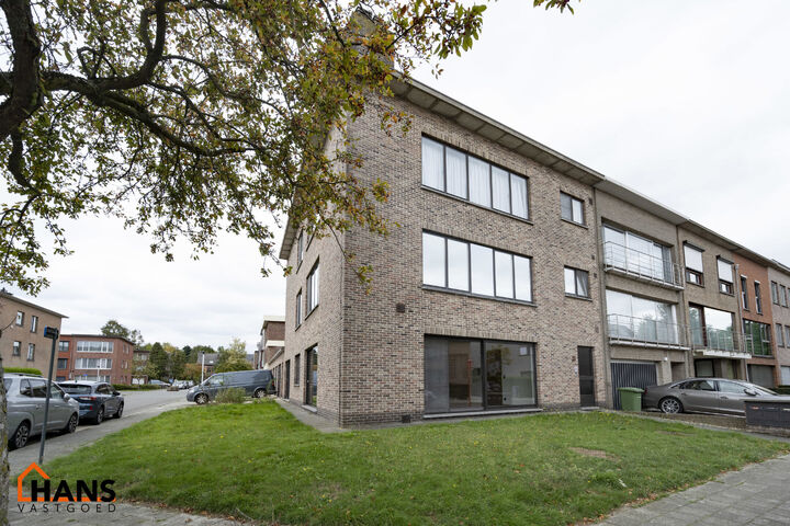 3-slaapkamerappartement met garagebox.
Inkomhal; apart toilet met handenwasser; lichtrijke leefruimte; keuken met kasten, spoelbak, vaatwasser, kookplaat, oven, dampkap, koelkast en ruimte voor wasmachine/droogkast; badkamer met ligbad, douche, dubbele wa