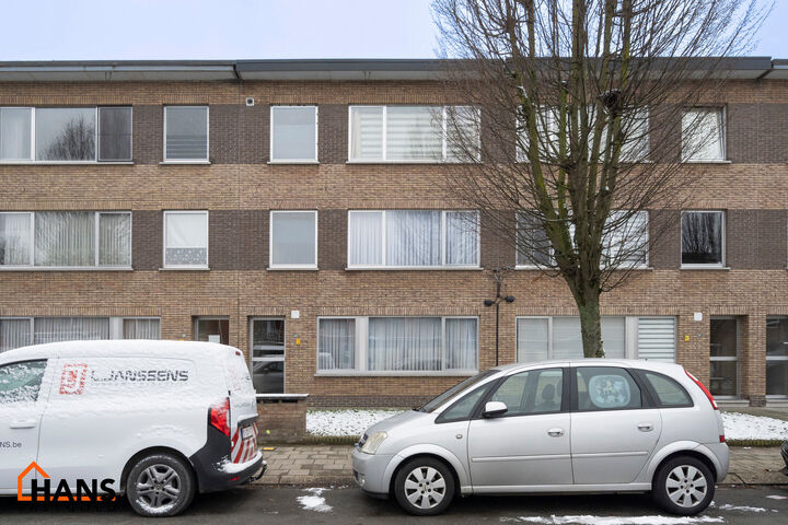 Inkomhal; apart toilet; vestiairekast; leefruimte; keuken met kasten, spoelbak, kookplaat, dampkap, oven en ruimte voor een eigen vaatwasser en koelkast; badkamer met inloopdouche, wastafel in meubel, spiegelkast, handdoekdroger en ruimte voor wasmachine/