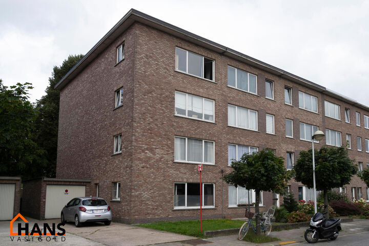 Dit appartement is gelegen op de derde verdieping zonder lift.

Indeling: inkomhal; vestiairekast; apart toilet; ingerichte badkamer; 2 slaapkamers waarvan 1 toegang geeft naar het achterliggend terras; woonkamer; deels ge&iuml;nstalleerde keuken met berging.