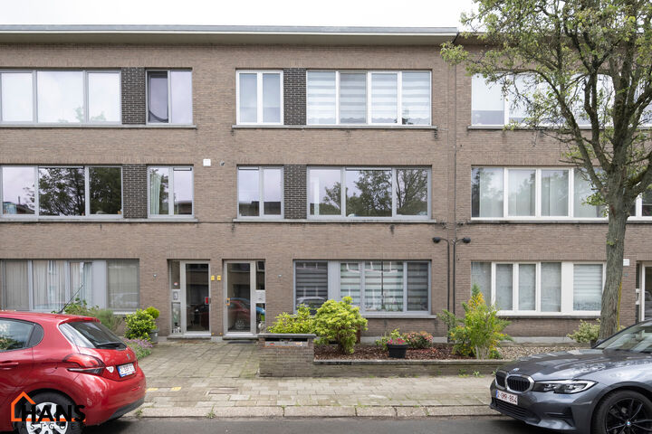 Gerenoveerd appartement op de 1ste verdieping, zonder lift.

Inkomhal; apart toilet; leefruimte; deels ge&iuml;nstalleerde keuken; badkamer met inloopdouche, wastafel in meubel, spiegelkast en handdoekdroger; 2 slaapkamers, waarvan de hoofdslaapkamer toegang 