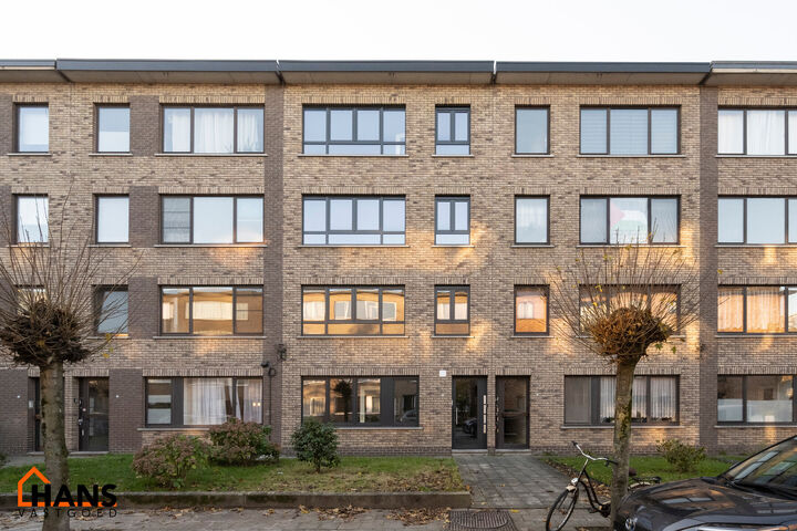 Inkomhal; apart toilet; leefruimte; keuken met kasten, spoelbak en dampkap en ruimte voor het plaatsen van een eigen koelkast kookplaat- oven combinatie; 2 slaapkamers waarvan de kleinste toegang heeft tot het terras ; badkamer met douche in bad; wastafel