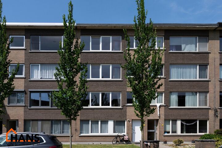 2-slaapkamerappartement op de 2de verdieping zonder lift, m&eacute;t garagebox.

Inkomhal; apart toilet; vestiairekast; leefruimte; keuken met kasten, kookplaat, dampkap en ruimte voor een eigen koelkast/diepvries en vaatwasser; berging met ruimte voor wasmachi