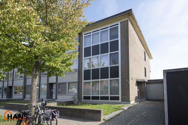 Inkom; leefruimte; keuken met kasten, kookplaat, dampkap, vaatwasser, koelkast, oven en wasmachine; badkamer met douche, wastafel in meubel, spiegel, toilet en handoekdroger; 2 slaapkamers; bureau en terras.  Airconditioning aanwezig.
Garage optioneel bij