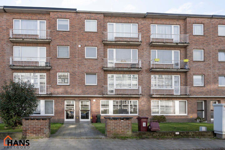 Gerenoveerd 2-slaapkamerappartement op de 3de verdieping (zonder lift) met garagebox.
Inkomhal; apart toilet; leefruimte; keuken met kasten, spoelbak; kookplaat; dampkap, oven en ruimte voor een eigen vaatwasser en koelkast; berging met ruimte voor wasmac