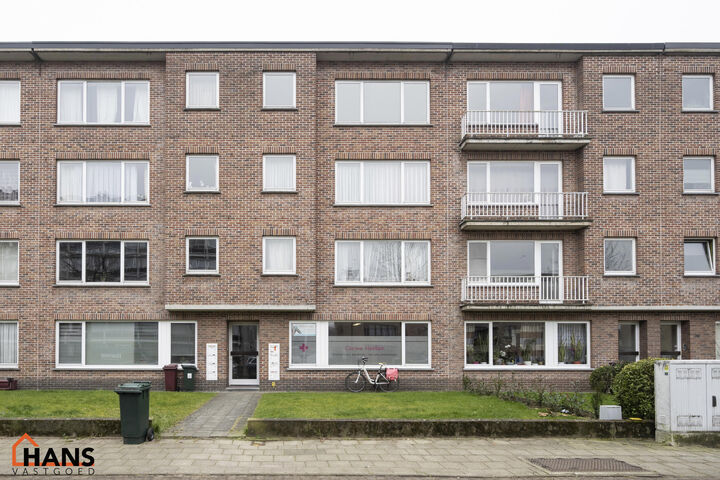 Dit instapklaar appartement is op de derde verdieping zonder lift. 
Indeling: inkomhal met vestiairekast; apart toilet; 2 slaapkamers waarvan 1 toegang verleent tot het terras achteraan; ingerichte badkamer; ruime woonkamer met een geïnstalleerde keuken.