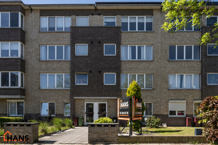 Inkomhal; apart toilet; leefruimte; keuken met kasten, spoelbak, kookplaat, dampkap, oven en ruimte voor een eigen koelkast/diepvries; berging; badkamer met ruime douche, wastafel in meubel, spiegelkast en ruimte voor wasmachine en droogkast; 2 slaapkamer