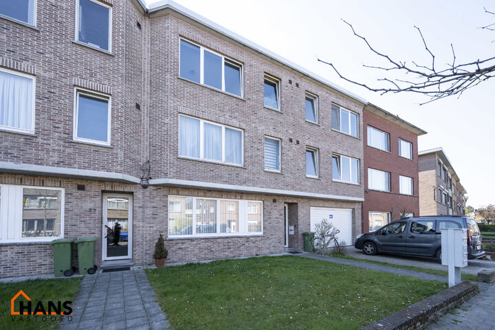 Instapklaar appartement, rustig en gunstig gelegen.  Ook ideaal als starterswoning en/of investeringsvastgoed.

Met de trap komen we bij dit appartement op de tweede verdieping; geen lift maakt dat er minder gemeenschappelijke kosten zijn.
Indeling: inkom