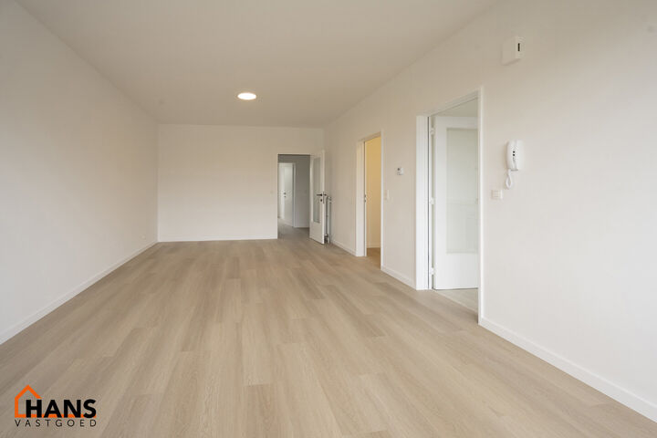 Instapklaar appartement, rustig en gunstig gelegen.  Ook ideaal als starterswoning en/of investeringsvastgoed.

Met de trap komen we bij dit appartement op de tweede verdieping; geen lift maakt dat er minder gemeenschappelijke kosten zijn.
Indeling: inkom