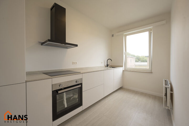 Instapklaar appartement, rustig en gunstig gelegen.  Ook ideaal als starterswoning en/of investeringsvastgoed.

Met de trap komen we bij dit appartement op de tweede verdieping; geen lift maakt dat er minder gemeenschappelijke kosten zijn.
Indeling: inkom