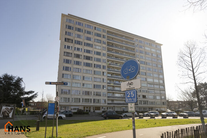 Dit centraal gelegen 3-slaapkamer appartement op de tweede verdieping met lift omvat een inkomhal met vestiairekast; een nieuw geïnstalleerde keuken met aansluitend een terrasje; een woonkamer met veel lichtinval; een nachthal met een ingebouwde kast en 