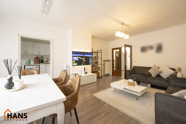 Appartement op goed gelegen locatie in een financieel gezond gebouw.
Gelegen op de eerste verdieping met lift.  Indeling: inkomhal; apart toilet; grote polyvalente ruimte/berging; 2 slaapkamers waarvan de kleinste toegang verleent tot het achterliggend te