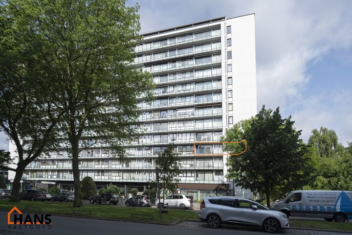 Dit op te frissen appartement bevindt zich op de derde verdieping en omvat een inkomhal met vestiairekast; ingerichte badkamer; apart toilet; geïnstalleerde keuken; 3 slaapkamers waarvan 1 toegang verleent tot het voorliggend terras; woonkamer op parket 