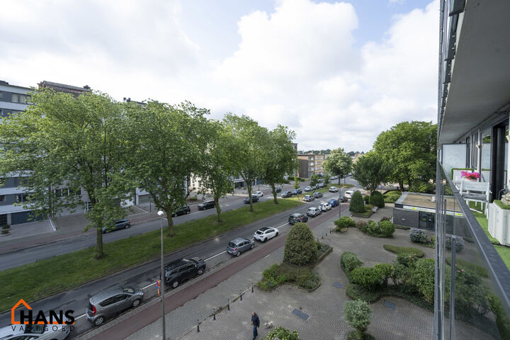 Dit op te frissen appartement bevindt zich op de derde verdieping en omvat een inkomhal met vestiairekast; ingerichte badkamer; apart toilet; geïnstalleerde keuken; 3 slaapkamers waarvan 1 toegang verleent tot het voorliggend terras; woonkamer op parket 