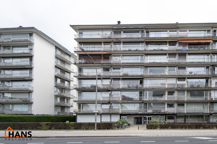 Op de derde verdieping van een verzorgd gebouw met lift bevindt zich dit instapklare appartement.   
Lichtinval, ruimte en comfort zijn hier enorme troeven.  Dankzij de handige indeling en de grote raampartijen geniet je hier van een aangenaam en luchtig 