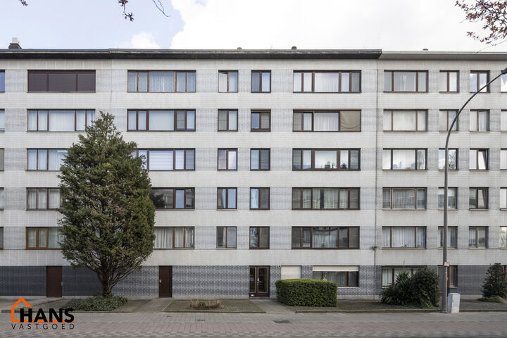 Dit appartement is op de vijfde verdieping en omvat een inkomhal, ingerichte badkamer, 2 bergingen, 3 slaapkamers, riante woonkamer van 55m², geïnstalleerde keuken en tot slot heeft het appartement nog een terras.
Appartement is beschikbaar na opzeg huu