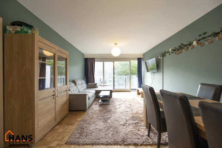 Dit op te frissen appartement bevindt zich op de derde verdieping en omvat een inkomhal met vestiairekast; ingerichte badkamer; apart toilet; geïnstalleerde keuken; 3 slaapkamers waarvan 1 toegang verleent tot het voorliggend terras; woonkamer op parket 