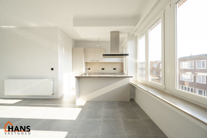 Dit instapklaar en centraal gelegen appartement op de tweede verdieping zonder lift omvat een inkomhal; apart toilet; ingerichte badkamer met douche; 2 slaapkamers; een woonkamer met een open en geïnstalleerde keuken. 

Alle nutsvoorzieningen zijn apart;