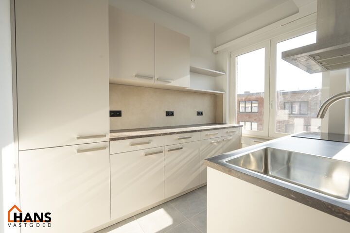 Dit instapklaar en centraal gelegen appartement op de tweede verdieping zonder lift omvat een inkomhal; apart toilet; ingerichte badkamer met douche; 2 slaapkamers; een woonkamer met een open en geïnstalleerde keuken. 

Alle nutsvoorzieningen zijn apart;