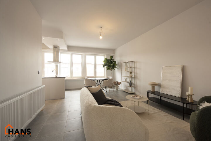 Dit instapklaar en centraal gelegen appartement op de eerste verdieping zonder lift omvat een inkomhal; apart toilet; ingerichte badkamer met douche; 2 slaapkamers; een woonkamer met een open en geïnstalleerde keuken. In de prijs inbegrepen is er een dub