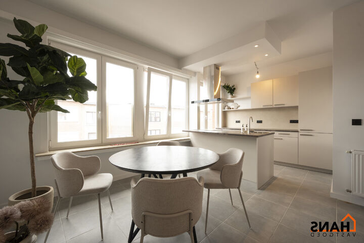 Dit instapklaar en centraal gelegen appartement op de eerste verdieping zonder lift omvat een inkomhal; apart toilet; ingerichte badkamer met douche; 2 slaapkamers; een woonkamer met een open en geïnstalleerde keuken. In de prijs inbegrepen is er een dub