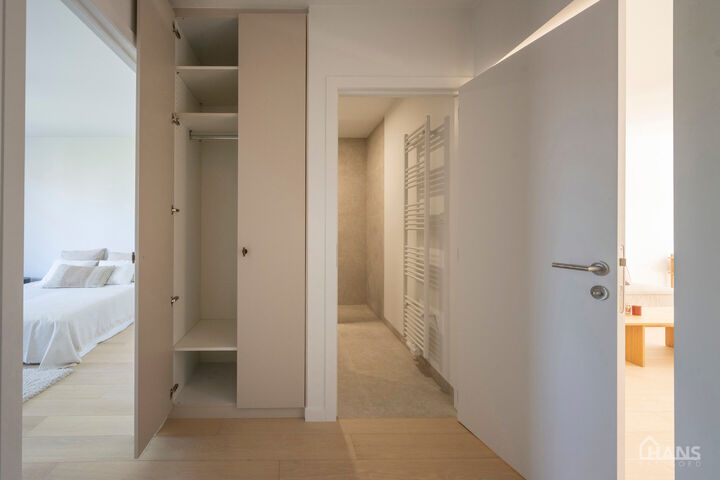 Dit verzorgd appartement op de eerste verdieping combineert een rustige ligging met een vlotte bereikbaarheid. Het appartement werd recent gerenoveerd en omvat een inkomhal met vestiairekast, een apart gastentoilet, een ingerichte badkamer, een aangename 