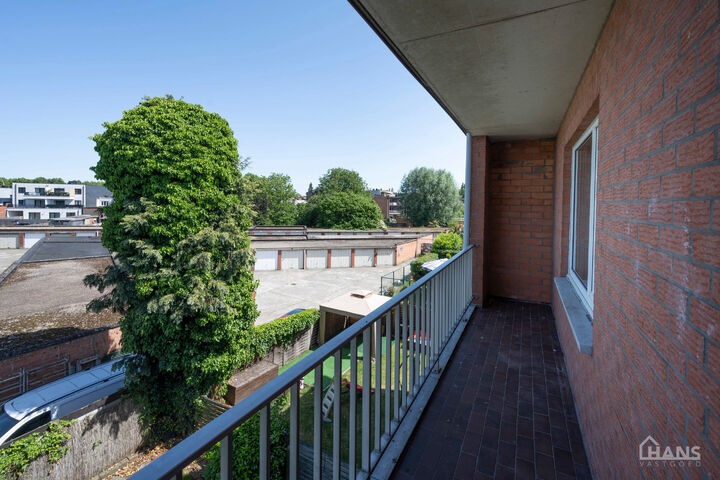Dit lichtrijke appartement op de tweede verdieping geniet van een uitstekende ligging nabij alle voorzieningen. Het appartement werd recent gerenoveerd en beschikt over een inkomhal met vestiairekast, een apart toilet, een ingerichte badkamer, een gezelli