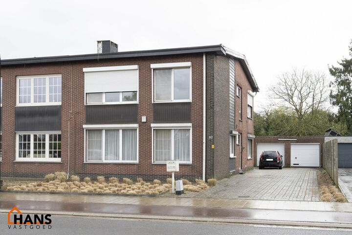 Dit centraal gelegen appartement is op de eerste verdieping zonder lift en omvat een inkomhal; woonkamer met een open en geïnstalleerde keuken met toestellen; 2 slaapkamers; ingerichte badkamer met ligbad, toilet en badkamermeubel met dubbel ingebouwde w