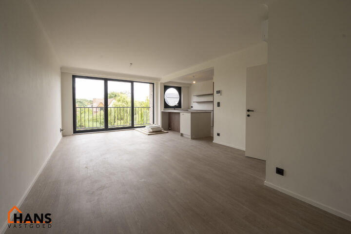 Op de tweede verdieping van een kleinschalig gebouw (zonder lift) bevindt zich dit stijlvol gerenoveerde appartement. Bij binnenkomst treft u een inkomhal met ruimte voor een vestiairekast en een gastentoilet met wastafelmeubel.

De ruime en lichtrijke wo