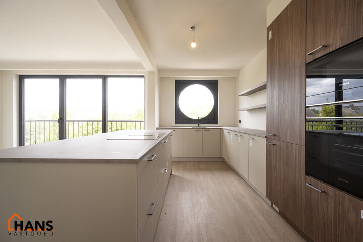 Op de eerste verdieping van een kleinschalig gebouw (zonder lift) bevindt zich dit stijlvol gerenoveerde appartement. Bij binnenkomst treft u een inkomhal met ruimte voor een vestiairekast en een gastentoilet met wastafelmeubel.

De ruime en lichtrijke wo