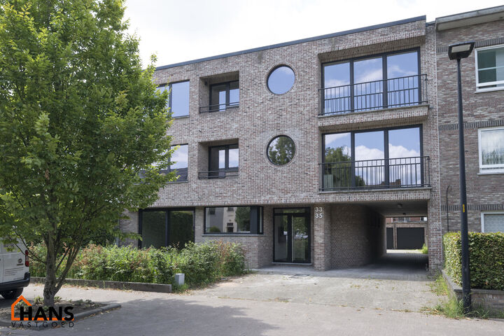 Op de eerste verdieping van een kleinschalig gebouw (zonder lift) bevindt zich dit stijlvol gerenoveerde appartement. Bij binnenkomst treft u een inkomhal met ruimte voor een vestiairekast en een gastentoilet met wastafelmeubel.

De ruime en lichtrijke wo
