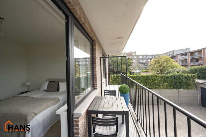 IN OPTIE!! Op de tweede verdieping van een kleinschalig gebouw (zonder lift) bevindt zich dit stijlvol gerenoveerde appartement. Bij binnenkomst treft u een inkomhal met ruimte voor een vestiairekast en een gastentoilet met wastafelmeubel.

De ruime en li